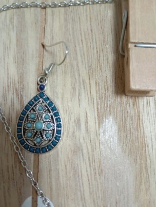 Conjunto Colgante y Pendientes Diseño Lágrima