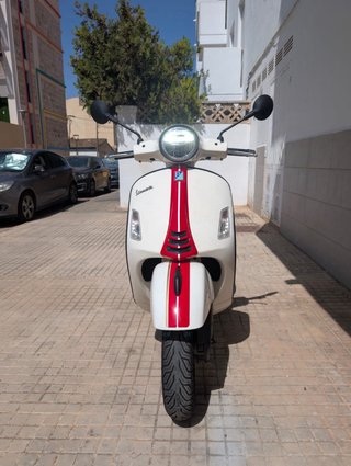 Vespa GTS 300 Racing Sixties Blanca