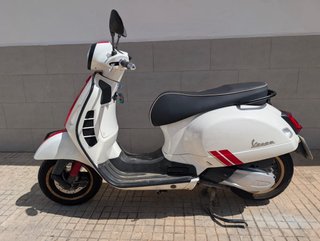 Vespa GTS 300 Racing Sixties Blanca