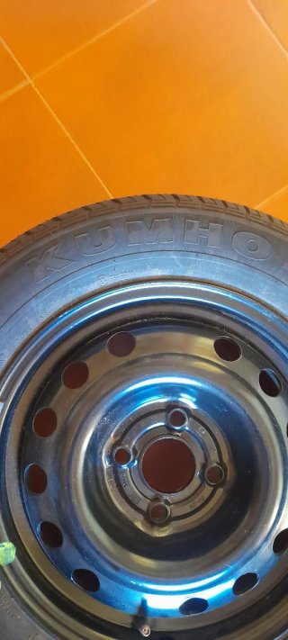 Rueda de coche con llanta. NUEVO 185/65/R 14
