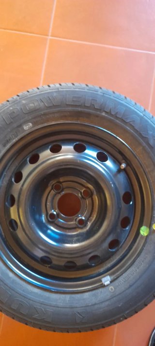 Rueda de coche con llanta. NUEVO 185/65/R 14