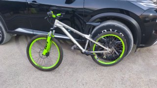 Bicicleta de trucos color verde y plata