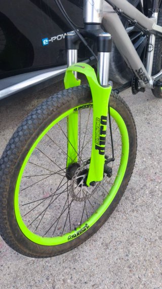 Bicicleta de trucos color verde y plata