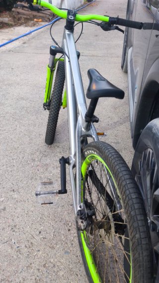 Bicicleta de trucos color verde y plata