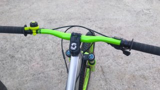 Bicicleta de trucos color verde y plata