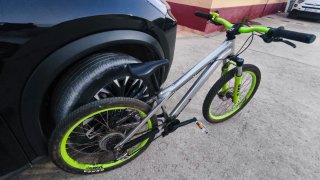 Bicicleta de trucos color verde y plata