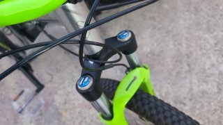 Bicicleta de trucos color verde y plata