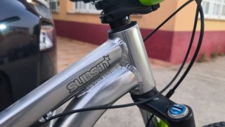 Bicicleta de trucos color verde y plata