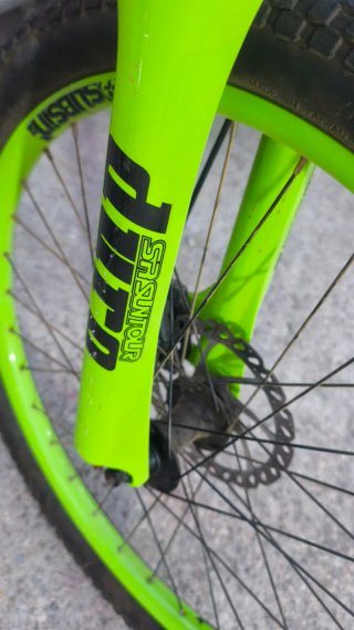 Bicicleta de trucos color verde y plata