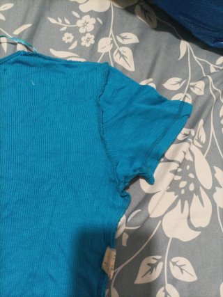 Blusa azul con aberturas . La tela es licra