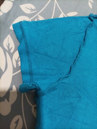 Blusa azul con aberturas . La tela es licra