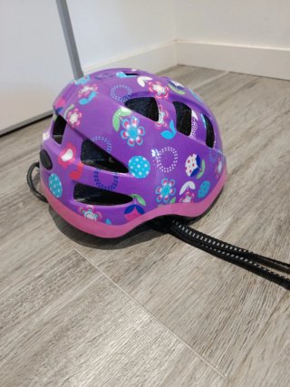 Casco bici niña morado flores