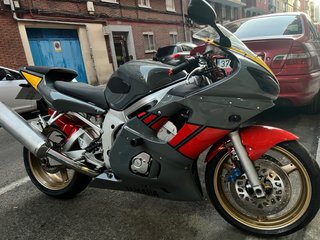 Yamaha R6 Sportbike Gris y Rojo perfecta..