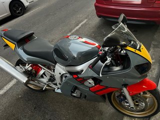 Yamaha R6 Sportbike Gris y Rojo perfecta..