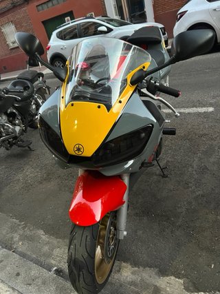 Yamaha R6 Sportbike Gris y Rojo perfecta..