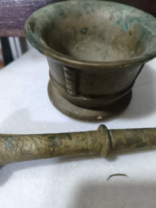 Almirez y mano de bronce antiguo