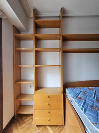 Estantería y baldas de madera