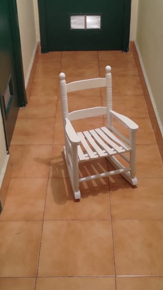 Silla infantil de madera blanca