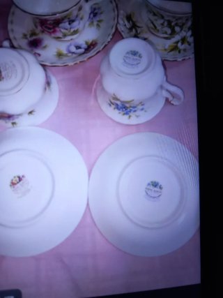 Tazze e piatti in porcellana inglese