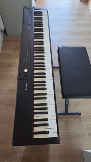 Piano Thomann SP-320 con banqueta