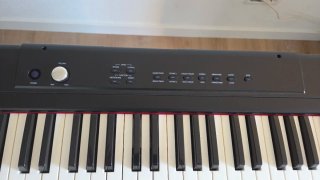 Piano Thomann SP-320 con banqueta