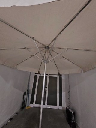 Parasol aluminio grande,con pie trasportable.