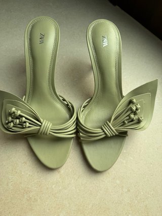 Sandalias Zara verde con lazo