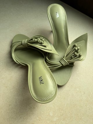Sandalias Zara verde con lazo