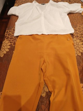 Conjunto Blusa Blanca y Pantalón Mostaza