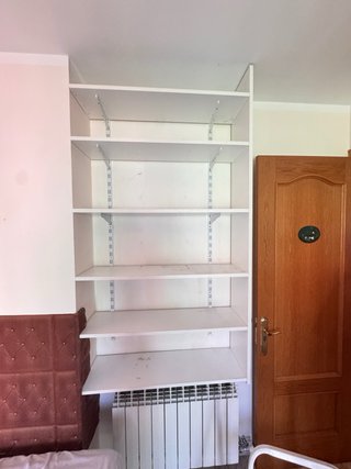 Estantería de madera blanca
