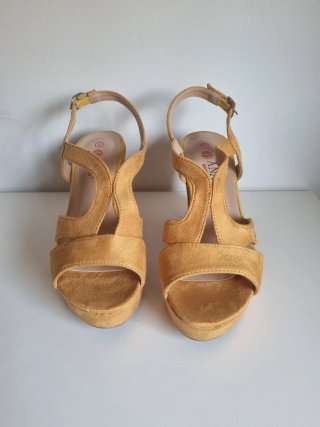 Sandalias mostaza tacón ancho