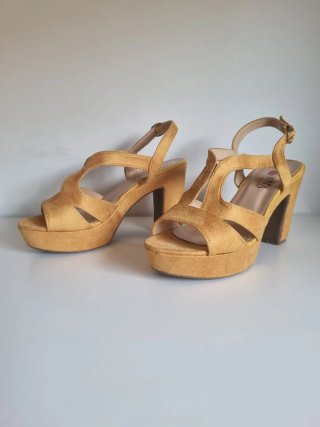 Sandalias mostaza tacón ancho