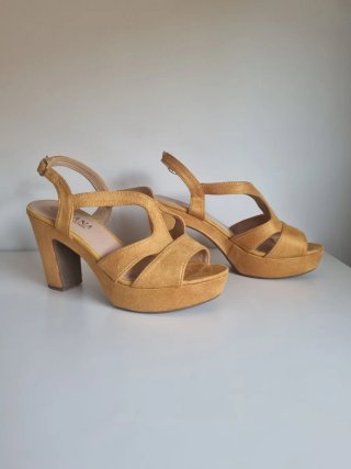 Sandalias mostaza tacón ancho