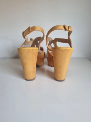 Sandalias mostaza tacón ancho