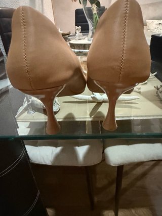Zapatos de tacón beige con hebilla dorada