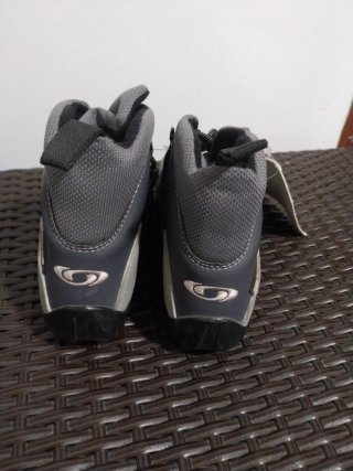 Botas de esquí grises y negras