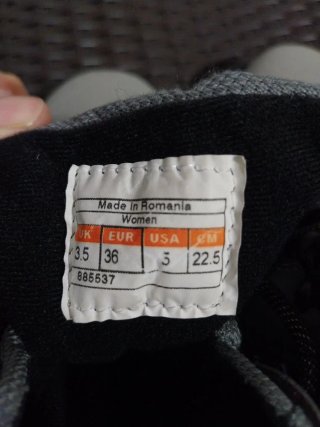 Botas de esquí grises y negras