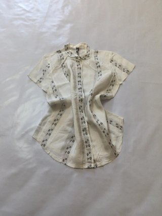 Blusa romántica calados florales manga corta