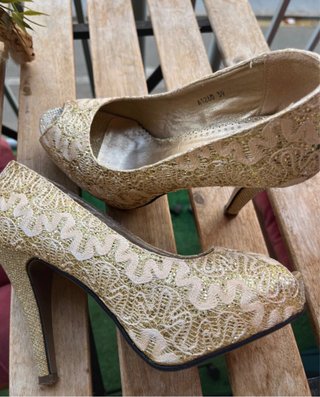 Zapatos de tacón dorados talla 39