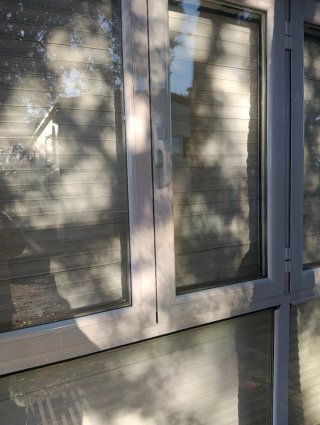 Ventana balconera aluminio con mosquiteras