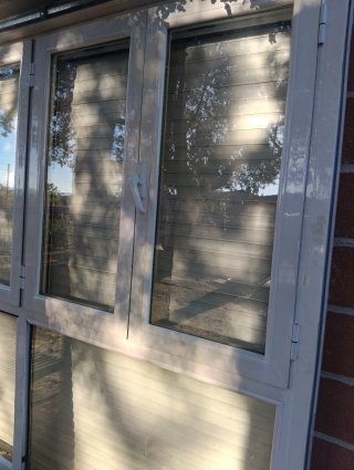 Ventana balconera aluminio con mosquiteras
