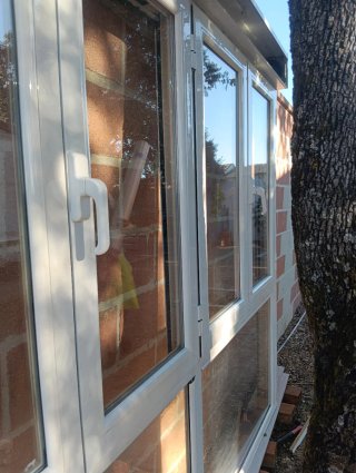 Ventana balconera aluminio con mosquiteras