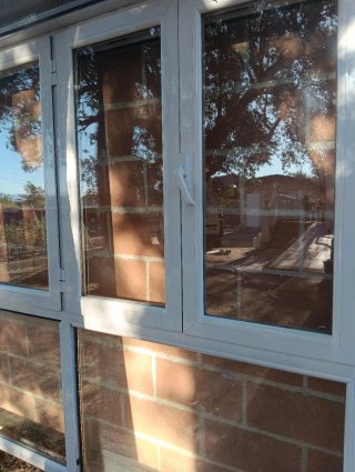 Ventana balconera aluminio con mosquiteras