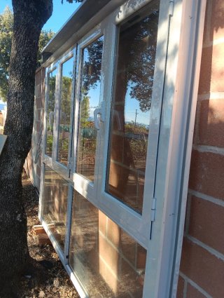 Ventana balconera aluminio con mosquiteras