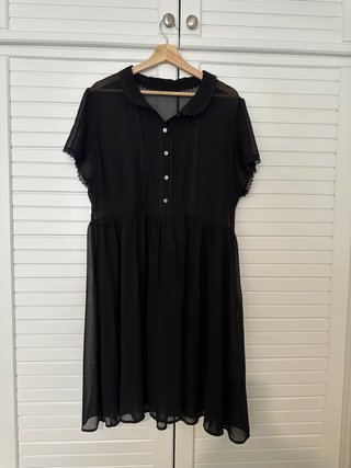 Vestido negro semitransparente con encaje