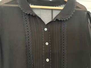 Vestido negro semitransparente con encaje
