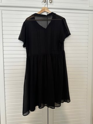 Vestido negro semitransparente con encaje