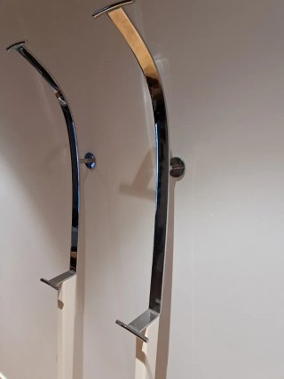 2 Percheros de diseño de acero inoxidable y madera