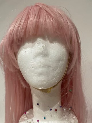Peluca rosa larga con flequillo