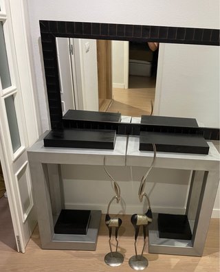 Recibidor moderno con espejo y figuras